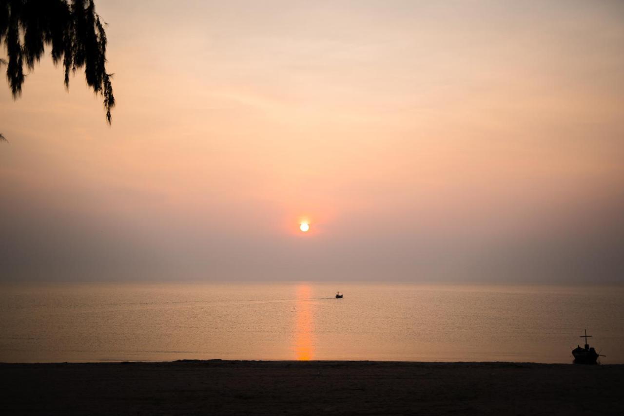 Отель Lullaby The Sea Hua Hin Ча-Ам Экстерьер фото